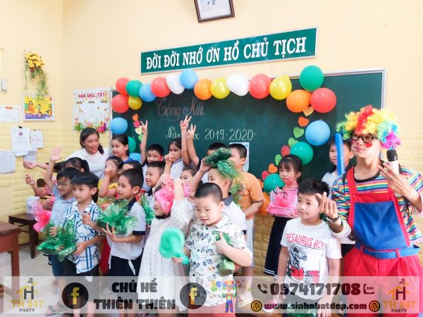 Chú hề tổng kết tại lớp học