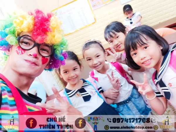 Chú hề tổng kết tại lớp học