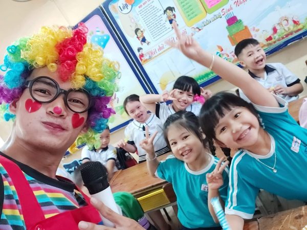 Chú hề tổng kết tại lớp học
