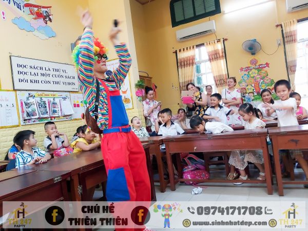 Chú hề tổng kết tại lớp học